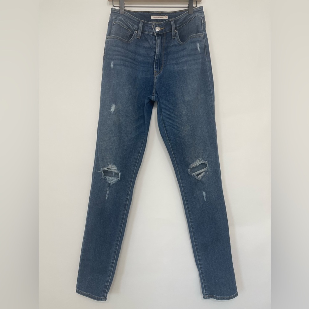 Levi’s 721 High Rise Distressed Skinny Jeans. Size Waist: 30 Length: 32